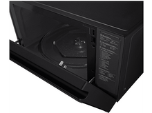 Charger l&#39;image dans la galerie, Un four à micro-ondes noir avec sa porte ouverte. L&#39;intérieur est visible, y compris le plateau tournant.

