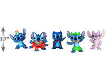 Charger l&#39;image dans la galerie, Cinq figurines de Stitch dans diverses poses, avec une mesure de 2,7&quot;.
