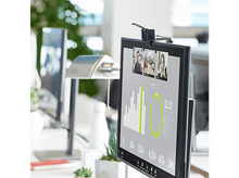 Charger l&#39;image dans la galerie, Un moniteur d&#39;ordinateur affiche un appel vidéo avec plusieurs participants, des graphiques et des tableaux.

