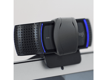 Charger l&#39;image dans la galerie, Webcam noire sur un écran d&#39;ordinateur portable, avec des lumières bleues et le logo logi.
