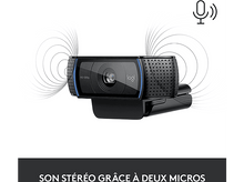 Charger l&#39;image dans la galerie, Une webcam Logitech avec microphones stéréo, sur un support noir, avec du texte en français.
