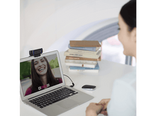 Charger l&#39;image dans la galerie, Femme en appel vidéo avec une webcam sur son ordinateur portable.
