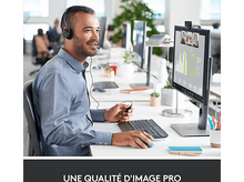 Charger l&#39;image dans la galerie, Un homme avec un casque utilise un clavier et une souris dans un environnement de bureau, avec un moniteur.
