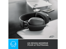 Charger l&#39;image dans la galerie, Casque noir sur un bureau, avec un fond blanc. Texte présent.

