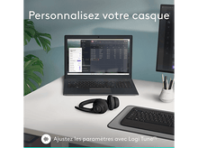 Charger l&#39;image dans la galerie, Ordinateur portable sur un bureau, avec un casque et un clavier à proximité. Le texte dit &#39;Personnalisez votre casque&#39;.
