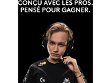 Homme blond avec casque, portant un maillot noir, fond noir, texte au-dessus.