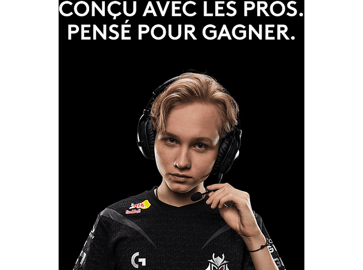 Homme blond avec casque, portant un maillot noir, fond noir, texte au-dessus.