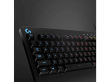 Charger l&#39;image dans la galerie, Clavier noir avec touches éclairées. Logo Logitech dans le coin supérieur gauche.
