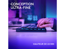 Charger l&#39;image dans la galerie, Mains utilisant un clavier noir avec des touches bleues éclairées. Le texte &#39;CONCEPTION ULTRA-FINE&#39; est au-dessus.
