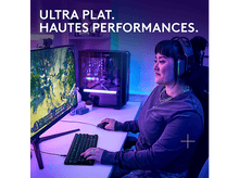 Charger l&#39;image dans la galerie, Femme jouant sur un ordinateur avec clavier, casque et moniteur.
