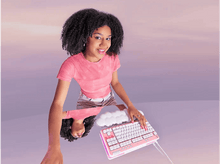 Charger l&#39;image dans la galerie, Jeune femme aux cheveux bouclés sourit, tenant un clavier rose avec un motif de nuage.
