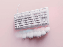 Charger l&#39;image dans la galerie, Clavier blanc avec repose-poignets en forme de nuage sur fond rose. Les touches sont éclairées.
