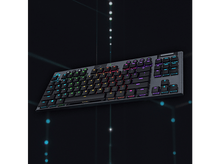 Charger l&#39;image dans la galerie, Un clavier de jeu noir avec des touches colorées sur fond sombre avec des lumières bleues et blanches.
