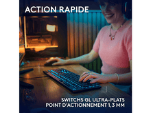 Charger l&#39;image dans la galerie, Femme utilisant un clavier rétroéclairé. Le texte dit &#39;action rapide&#39; et décrit les interrupteurs.
