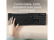 Charger l&#39;image dans la galerie, Clavier noir avec une main dessus, sur un bureau en bois. Confortable et de taille standard.
