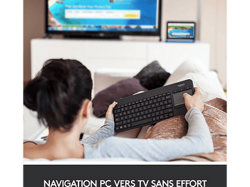 Femme utilisant un clavier noir sur un canapé. Téléviseur en arrière-plan.