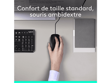 Charger l&#39;image dans la galerie, Une main utilisant une souris noire ambidextre à côté d&#39;un clavier et d&#39;un bloc-notes.
