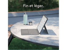 Charger l&#39;image dans la galerie, Une tablette avec clavier sur une table ronde, avec un thermos et une tasse à l&#39;extérieur.
