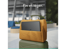 Charger l&#39;image dans la galerie, Un ordinateur portable dans un sac à dos jaune sur une valise verte. Le texte &#39;Fin et léger&#39; est présent.
