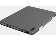 Charger l&#39;image dans la galerie, Un étui gris pour iPad avec un porte-crayon et un couvercle fermé. Un crayon est dans le support.
