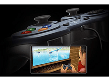 Charger l&#39;image dans la galerie, Une personne jouant à un jeu vidéo avec une manette, écran en arrière-plan.
