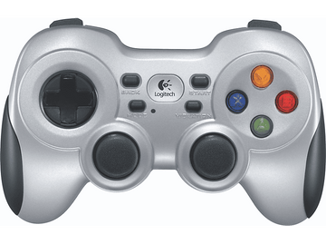 Manette Logitech argentée, boutons, croix directionnelle et joysticks analogiques, avec logo et texte.