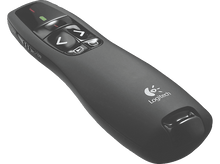 Charger l'image dans la galerie, Télécommande de présentation Logitech noire avec boutons. Interrupteur marche/arrêt, boutons haut/bas et gauche/droite.
