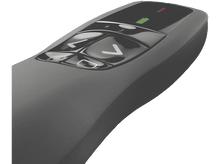 Charger l'image dans la galerie, Une télécommande de présentation noire. L'avant de la télécommande comporte des boutons et des voyants vert et rouge.
