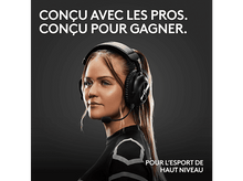 Charger l&#39;image dans la galerie, Une femme portant un casque avec un microphone. Texte : &#39;CONÇU AVEC LES PROS. CONÇU POUR GAGNER&#39;.
