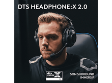 Charger l&#39;image dans la galerie, Un homme portant un casque et un microphone, avec le texte &#39;DTS HEADPHONE:X 2.0&#39; en haut.
