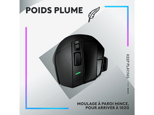 Charger l'image dans la galerie, Une souris de jeu noire avec une icône de plume, une lumière verte et du texte. Fond bleu et violet.
