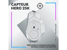 Charger l&#39;image dans la galerie, Souris gaming G502 X blanche sur surface bleue, texte sur la précision du capteur.
