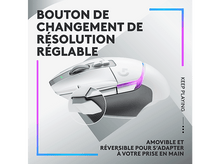 Charger l&#39;image dans la galerie, Souris gaming blanche avec section grise et lumières bleues et roses. Gros plan sur les boutons latéraux.
