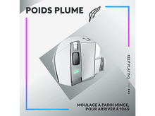 Charger l&#39;image dans la galerie, Souris gaming blanche, avec molette noire. Comprend des boutons latéraux et une lumière verte.
