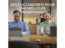 Charger l'image dans la galerie, Deux hommes travaillent avec des ordinateurs portables et des souris dans un bureau. Texte : 'Clics discrets pour une meilleure concentration'.

