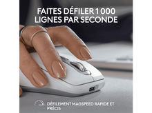 Charger l'image dans la galerie, Main utilisant une souris d'ordinateur blanche. Gros plan sur la molette et les boutons. Bureau en arrière-plan.
