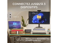 Charger l'image dans la galerie, Configuration de bureau montrant un ordinateur portable, un moniteur, un clavier et une souris avec instructions de transfert de données.
