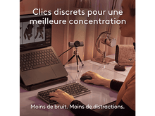Charger l&#39;image dans la galerie, Une personne utilise un ordinateur portable avec une webcam et un clavier. Texte: &#39;Clics discrets pour une meilleure concentration&#39;.
