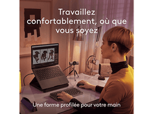 Charger l&#39;image dans la galerie, Une personne travaille sur un ordinateur portable, avec un clavier et une souris sur un bureau.
