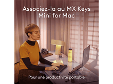 Charger l&#39;image dans la galerie, Femme utilisant un clavier, un ordinateur portable est sur un support. Caméra et lampe sur le bureau.
