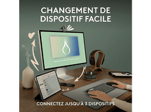 Charger l'image dans la galerie, Une configuration de bureau avec un moniteur, une tablette, un clavier et un casque.
