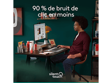 Charger l'image dans la galerie, Homme travaillant sur un bureau avec un moniteur. Texte : '90 % de bruit de clic en moins'.
