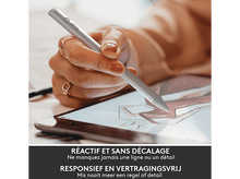 Charger l&#39;image dans la galerie, Main de femme tenant un stylet argenté sur une tablette. Texte : Réactif et sans décalage.
