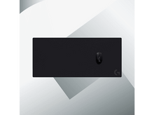 Charger l&#39;image dans la galerie, Une souris noire sur un tapis de souris noir. Le tapis est rectangulaire avec un logo dans le coin.
