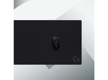 Charger l&#39;image dans la galerie, Souris noire sur un tapis de souris noir. Le logo Logitech est sur la souris et le tapis.
