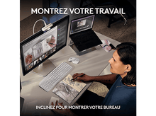 Charger l'image dans la galerie, Une personne travaillant sur un ordinateur avec un moniteur, un clavier et un cahier.
