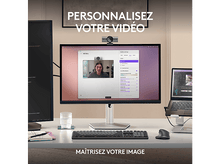 Charger l'image dans la galerie, Configuration de bureau avec moniteurs, webcam, clavier et souris.
