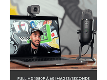 Charger l&#39;image dans la galerie, Webcam et micro sur un bureau, avec un ordinateur affichant un homme.
