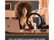 Charger l&#39;image dans la galerie, Une femme aux cheveux bouclés enregistre avec un ordinateur portable, un anneau lumineux et un microphone. Texte: FULL HD 1080P.
