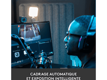 Charger l&#39;image dans la galerie, Un homme avec des lunettes et un casque devant un moniteur.
